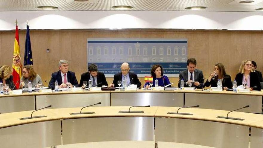 Reunión del Consejo de Política Fiscal y Financiera, ayer, con Soraya Sáenz de Santamaría, Montoro e Irene Garrido (1º dcha.). // Efe