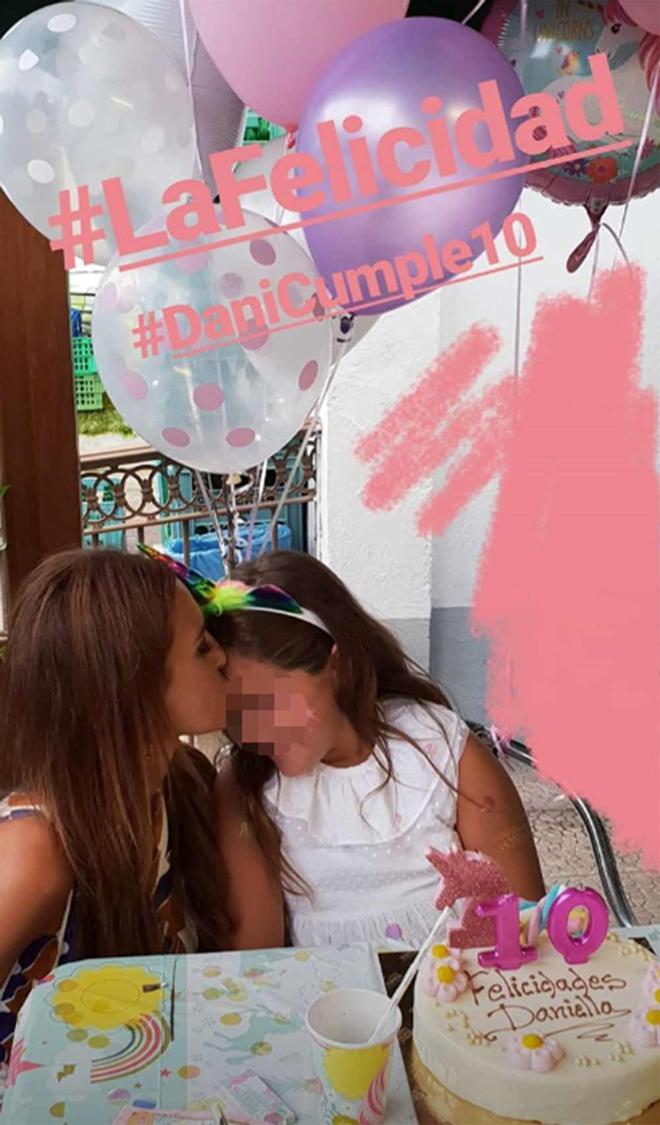 Paula Echevarría besando a Daniella por su cumpleaños