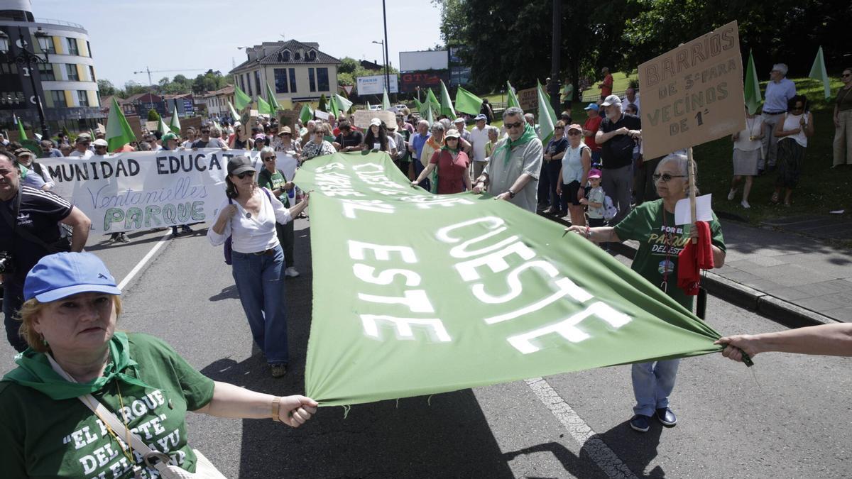 La manifestación para exigir un parque en el este de Oviedo.