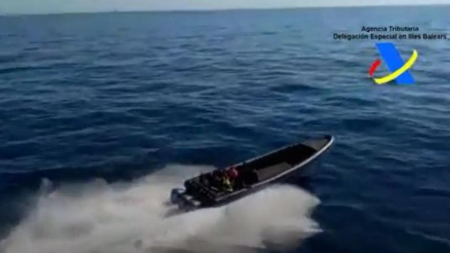 Die Schmuggler flüchteten auf einem Schnellboot vor einem Hubschrauber der Guardia Civil.