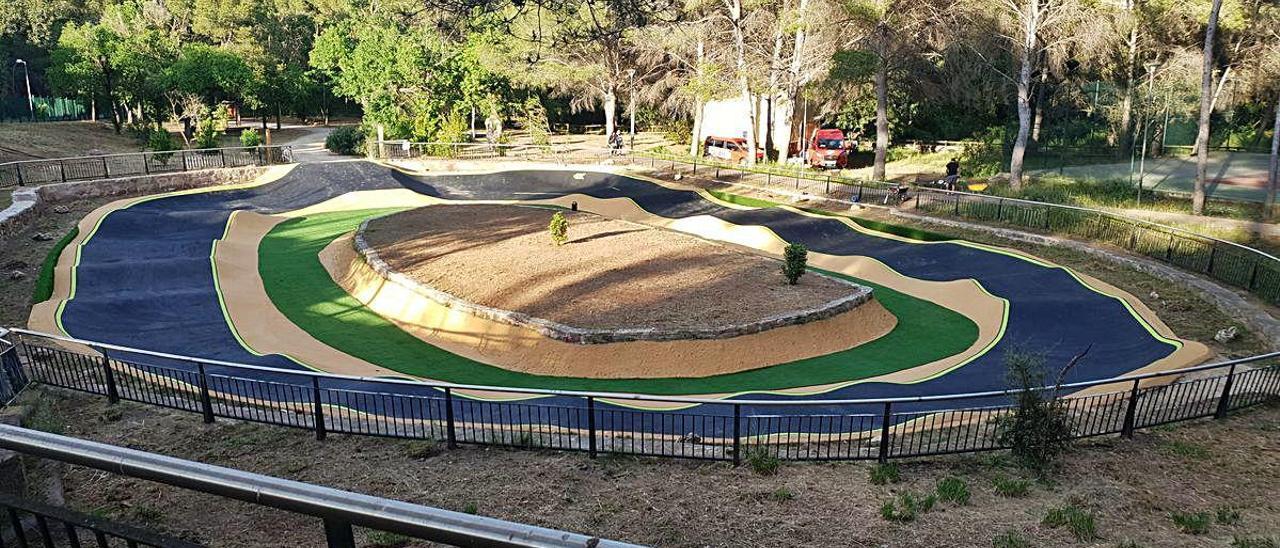 Pista de pumptrack que se ha construido en la zona del minilago de Gilet.