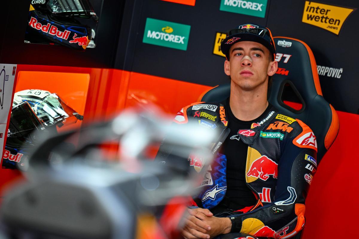 Pedro Acosta en el box del Red Bull KTM en Jerez