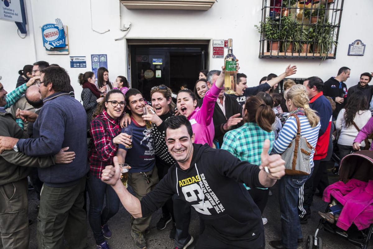 Los agraciados en el Sorteo de la Lotería celebran