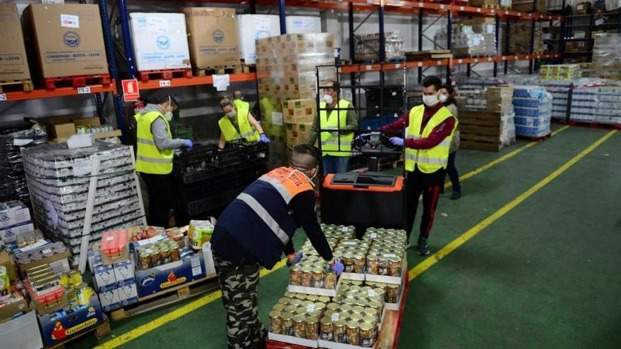 Encuentra dinero en un calcetín y lo dona al Banco de Alimentos