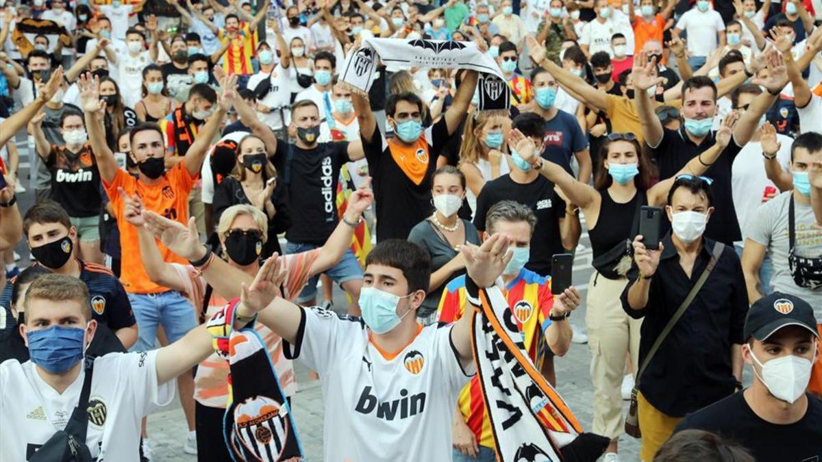 Cientos de seguidores del Valencia piden la marcha de Peter Lim