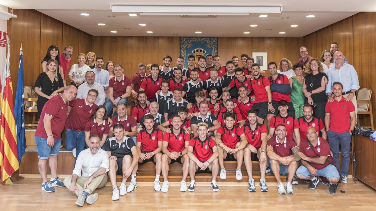 El Rayo Ibense posando en el salón de plenos con el alcalde y el resto de concejales de la Corporación Municipal de Ibi.