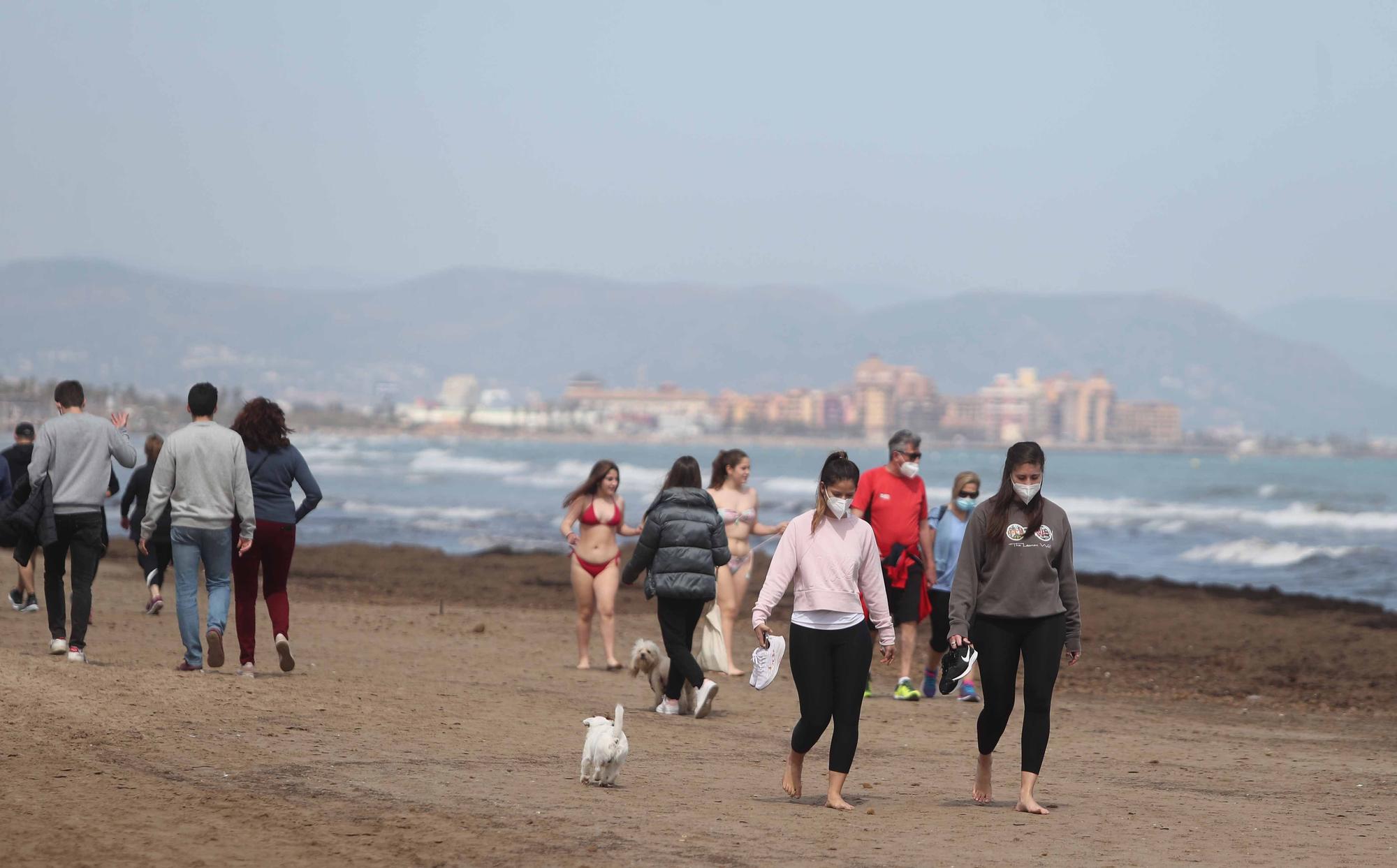 Playas, paseos y terrazas, llenos por el buen tiempo