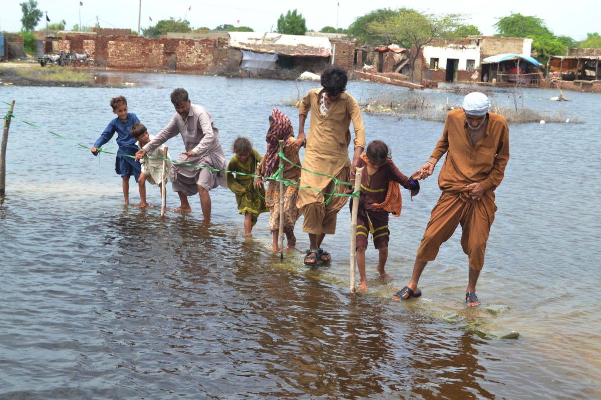 Víctimas de las inundaciones evacuan zonas inundadas del distrito de Sanghar en la provincia pakistaní de Sindh.EFE/EPA/NADEEM KHAWAR