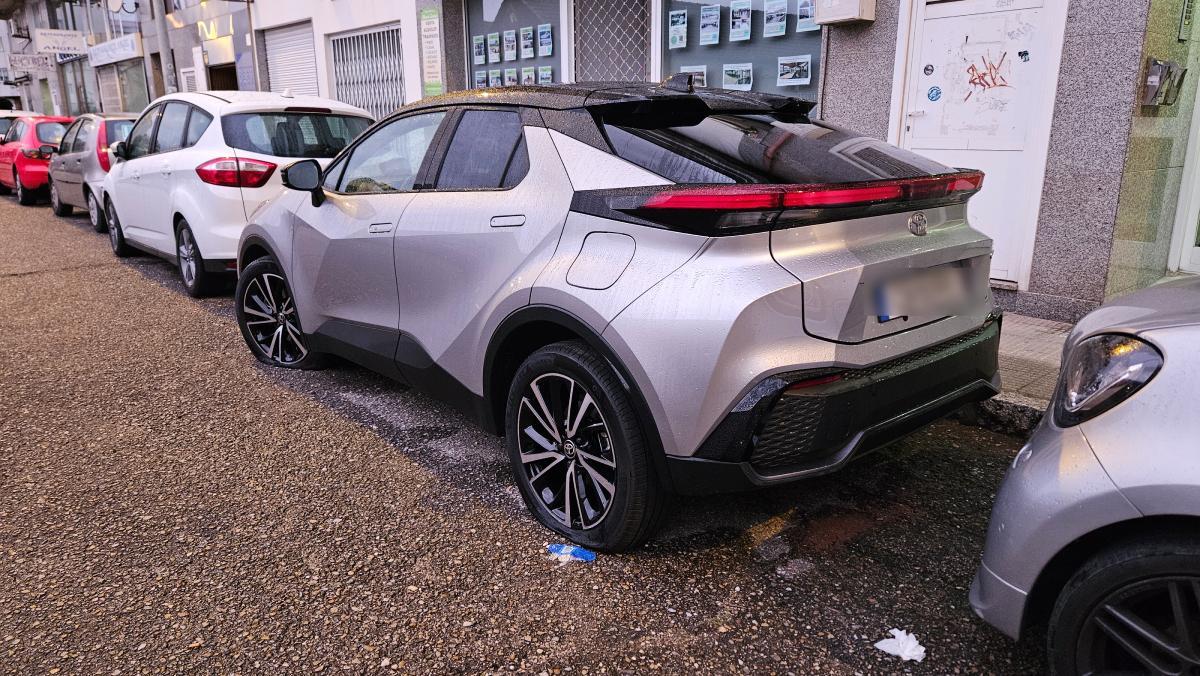 Uno de los coches pinchados en el entorno de Balaídos.