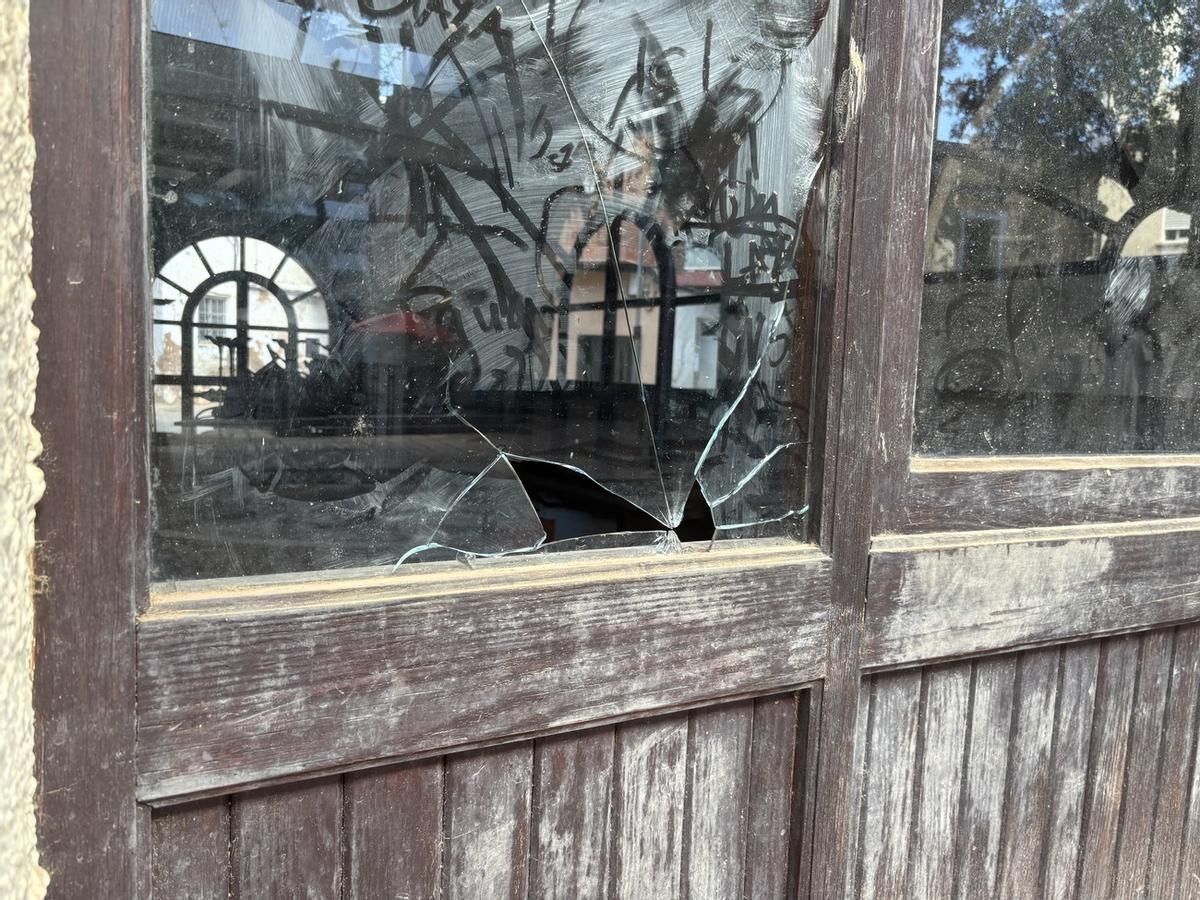 Ventanas rotas debido a un intento de robo