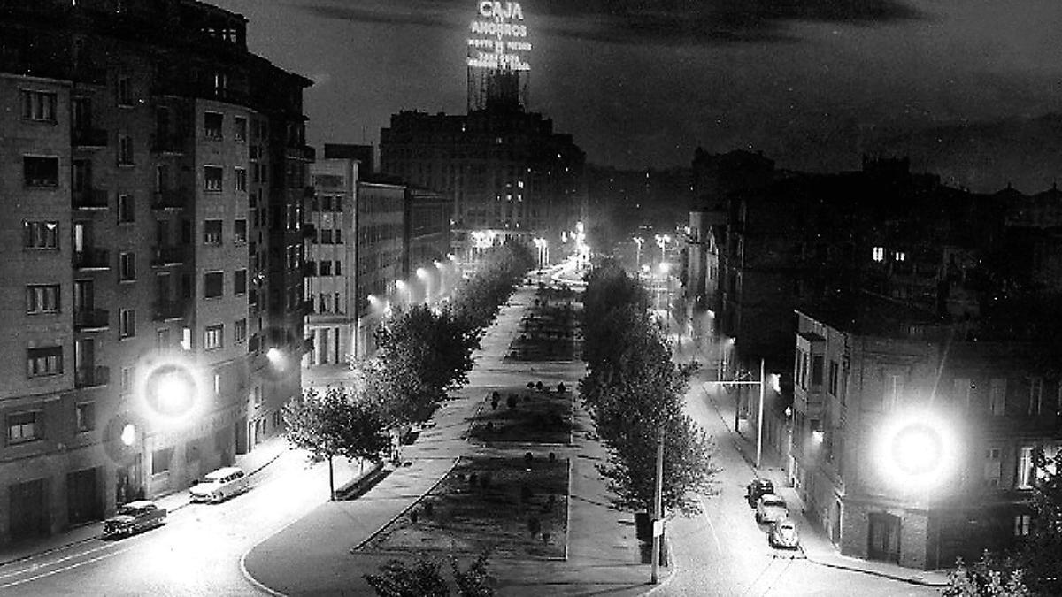 Escena nocturna del paseo Marina Moreno (actualmente Constitución), 1955