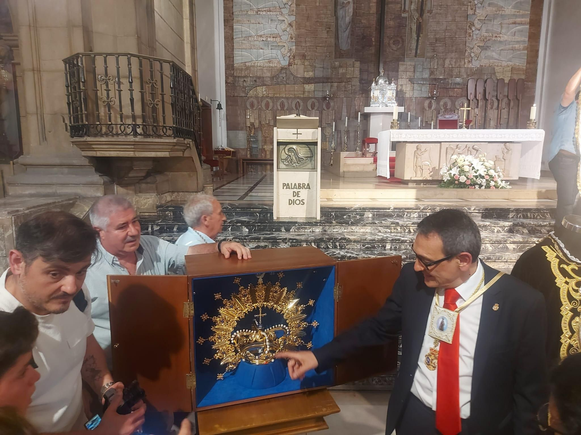 La Cofradía del Carmen de Gijón exhibe fuerza (en imágenes)