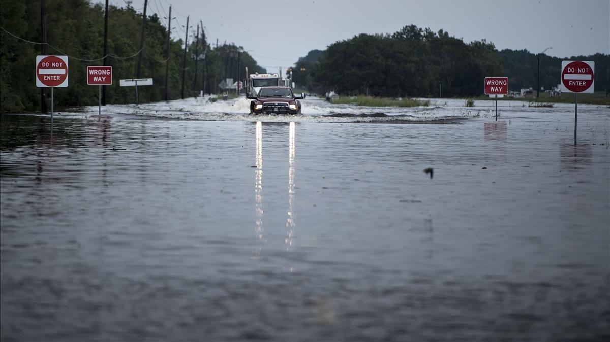 zentauroepp39868687 topshot   trucks make their way through flood waters on a ma170831122940