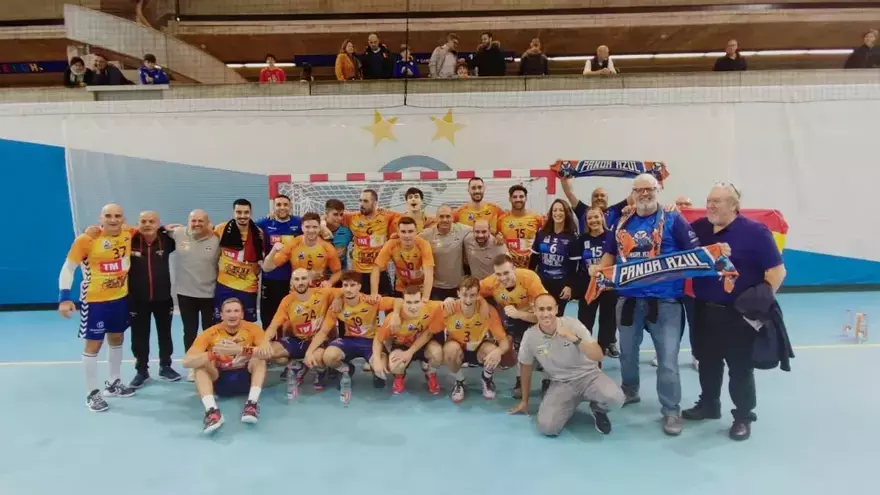 Los jugadores del TM Benidorm celebran la clasificación para la fase de grupos en la pista del Zurich