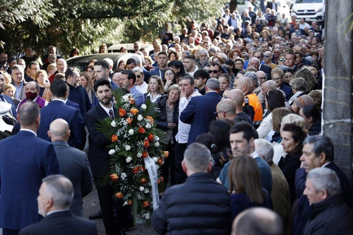 Llegada de ambos féretros al cementerio de Santa Cristina de Cobres. |   // GUSTAVO SANTOS