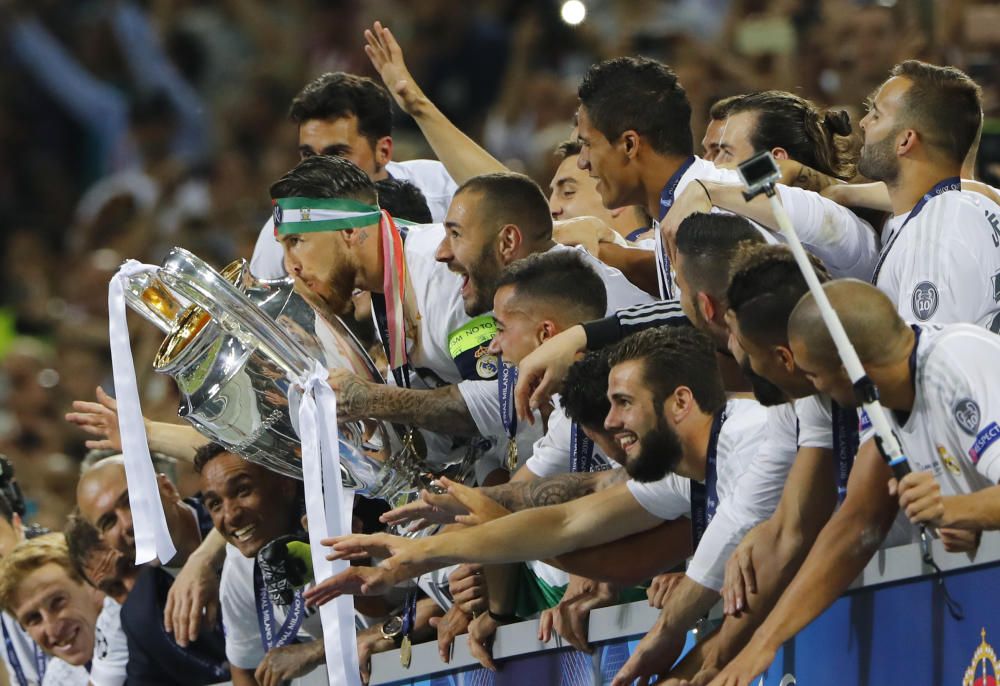 Los jugadores del Real Madrid celebran el título