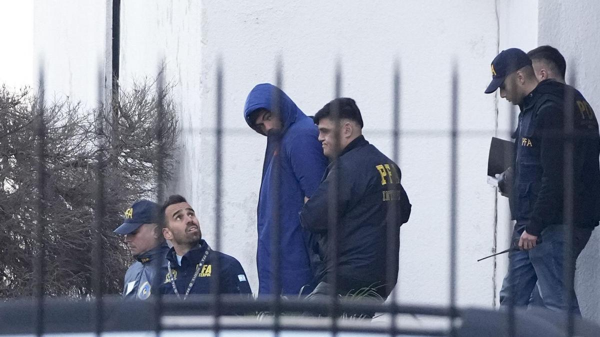 La policía escolta al jugador de rugby francés Hugo Auradou, centro, en Buenos Aires, Argentina, el jueves 11 de julio de 2024.