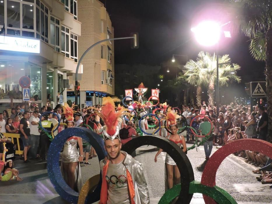 La bahía de Águilas se transforma en un gran teatro en su Carnaval de verano