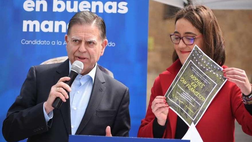 Alfredo Canteli y la edil Covadonga Díaz, ayer, durante la presentación del programa de festejos del PP.