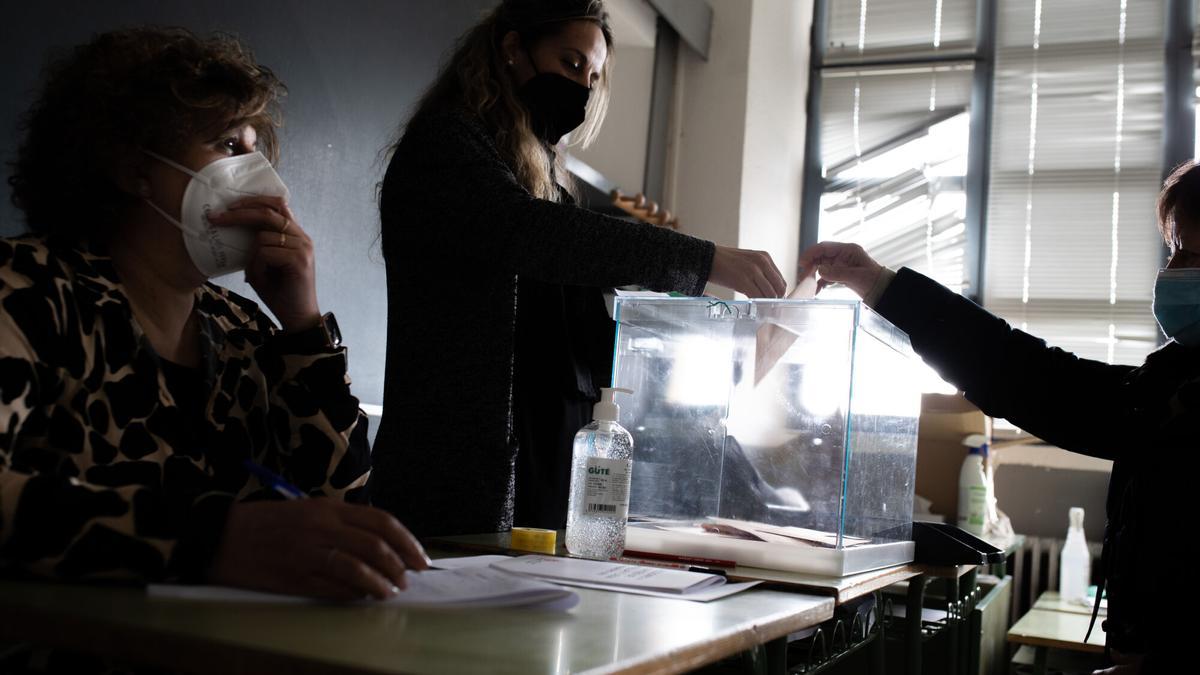 Elecciones a las Cortes de Castilla y León de 2022 en un colegio de Zamora.