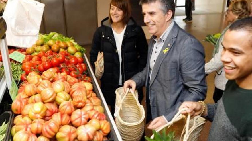 La presentació de la campanya, ahir, al mercat de Salt.