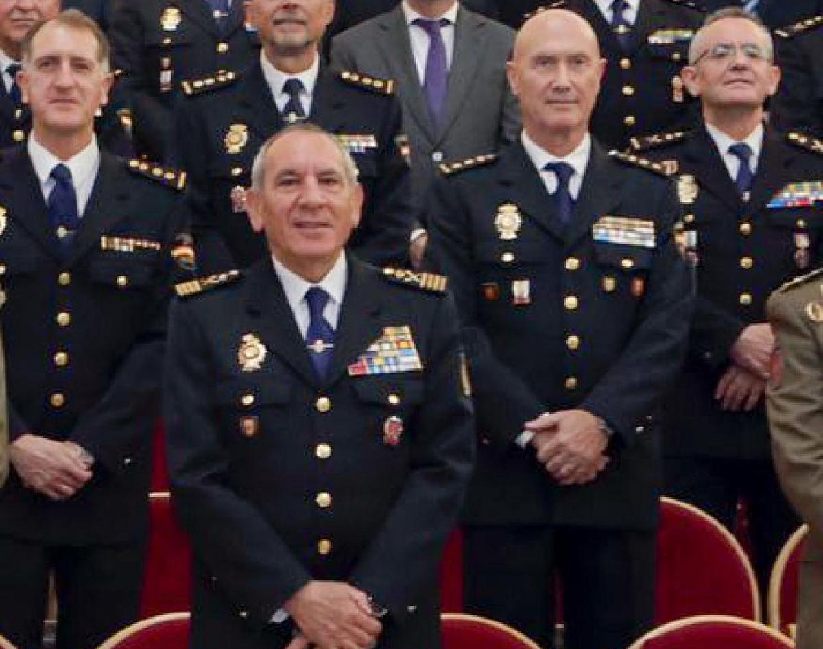 El ex DAO de la Policía José Ángel González, en primer plano, en una ceremonia de entrega de distinciones militares a policías celebrada en 2023.