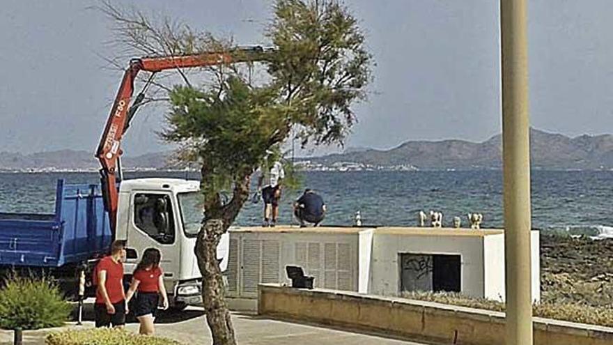 Operarios de Santa Margalida trabajando en la averÃ­a.