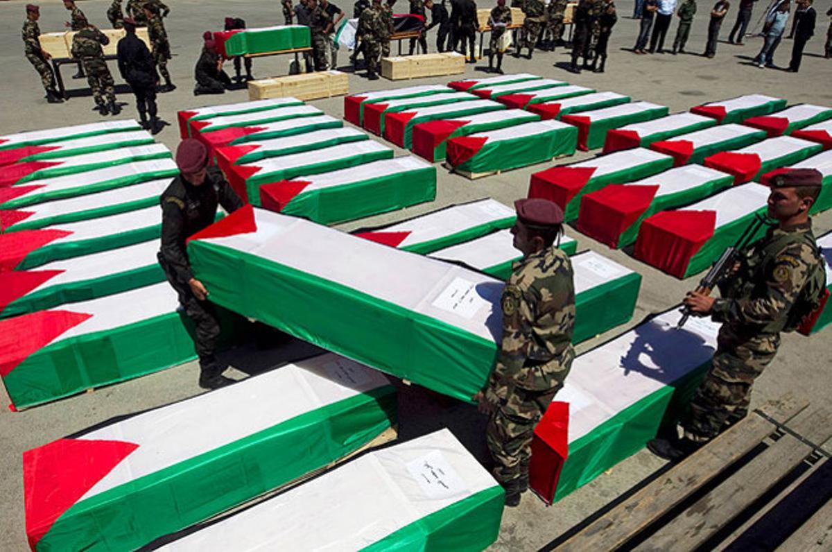 Membres de les forces de seguretat palestina carreguen els taüts que contenen els cossos de soldats palestins morts per Israel.
