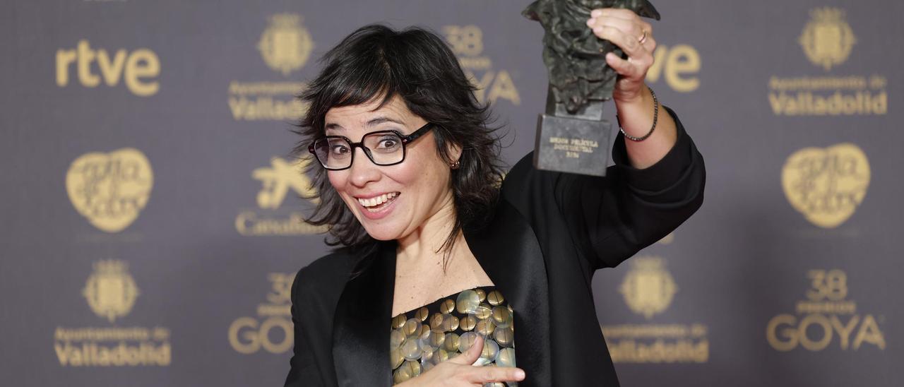 Claudia Pinto tras recoger el Goya.