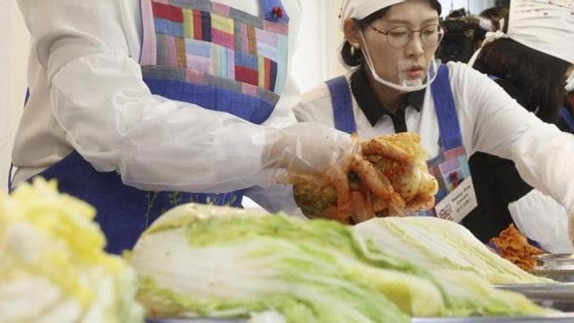Kim Hea Kyung prepara kimchi amb més dones.