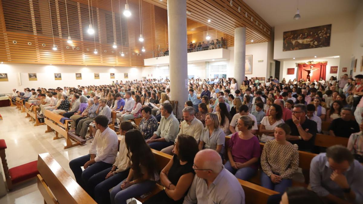 Cientos de personas, en la misa oficiada por Álvaro Prieto.