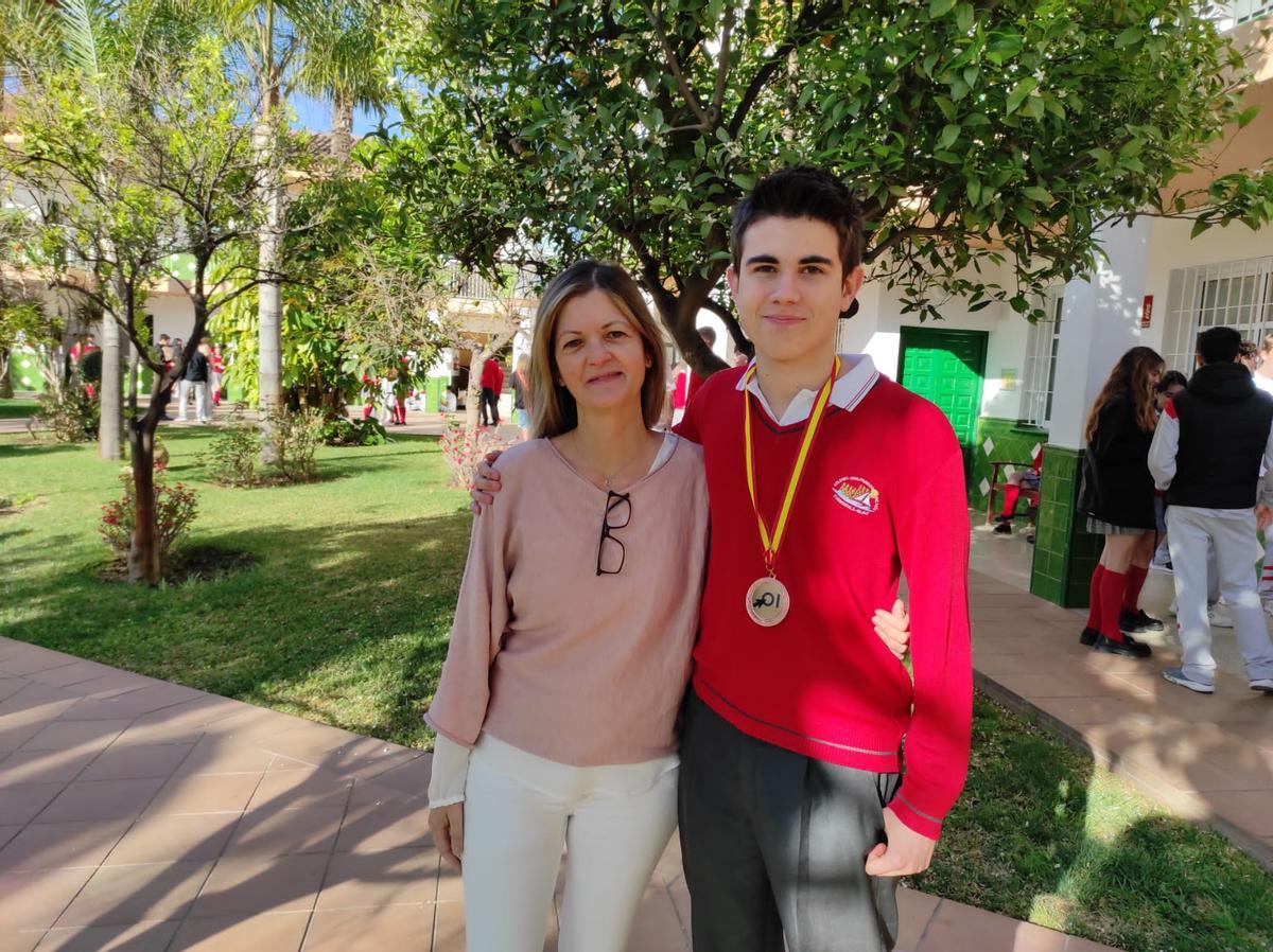 Rafael posa con su profesora de Tecnología Industrial, Yolanda Alarcón, en su colegio de Mijas.