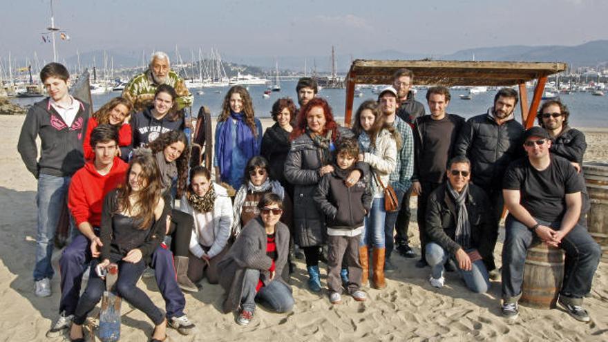 El elenco de actores de la representación de la &quot;Arribada del Descubrimiento&quot;, ayer, en A Ribeira.  // M. G. Brea