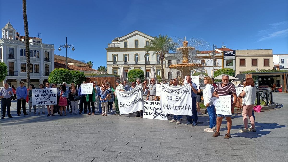 Concentración de vecinos de Proserpina, ayer, en la plaza de España.