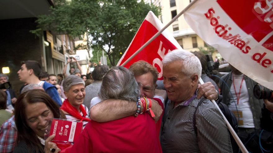 Los simpatizantes de Pedro Sánchez celebran la victoria
