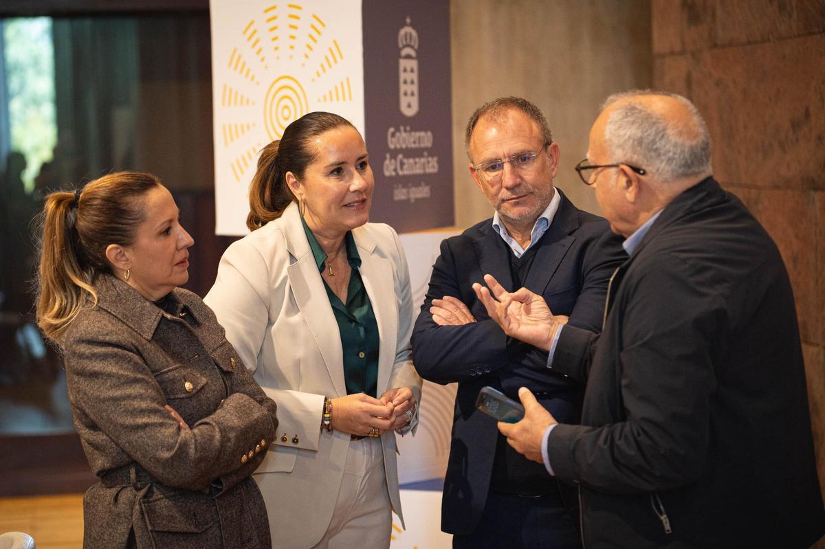 Reunión de Fernando Clavijo con la Fecai y Fecam para el Decreto Canarias