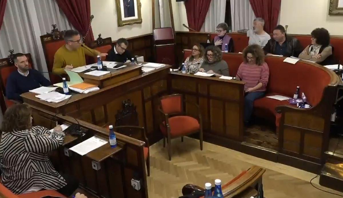 Una imagen del pleno de Sueca, con Manoli Egea a la izquierda, el alcalde en el centro y el equipo de gobierno a la derecha.