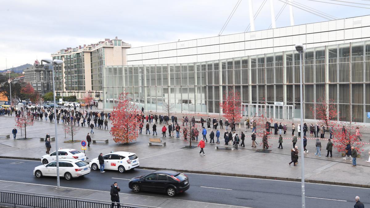 Colas en Expocoruña para recibir la tercera dosis de la vacuna contra el COVID-19