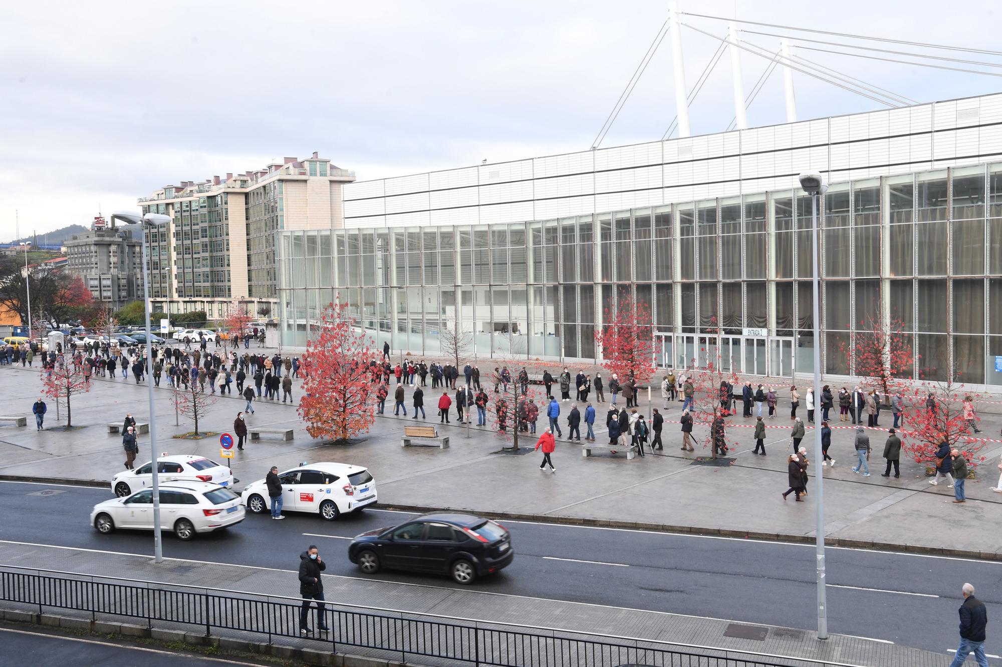 Colas en Expocoruña para recibir la tercera dosis de la vacuna contra el COVID-19