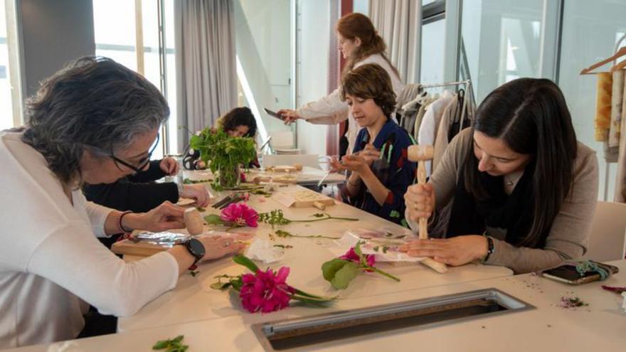 Talleres sobre oficios artesanos en el centro Ágora para conmemorar el Día de la Artesanía