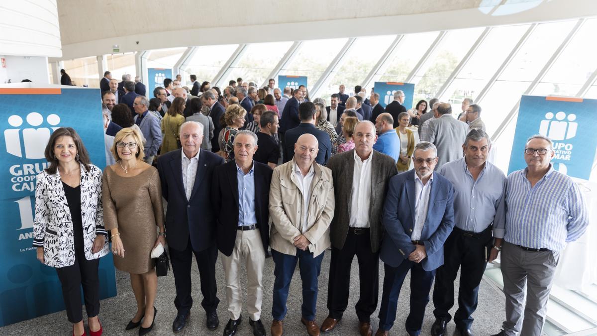 Los presidentes de las cajas rurales de Vila-real, Nules, Burriana, Sant Vicent de la Vall d’Uixó, Xilxes, les Alqueries, la Vilavella, Vilafamés y Almenara, ayer en el Palau de les Arts.