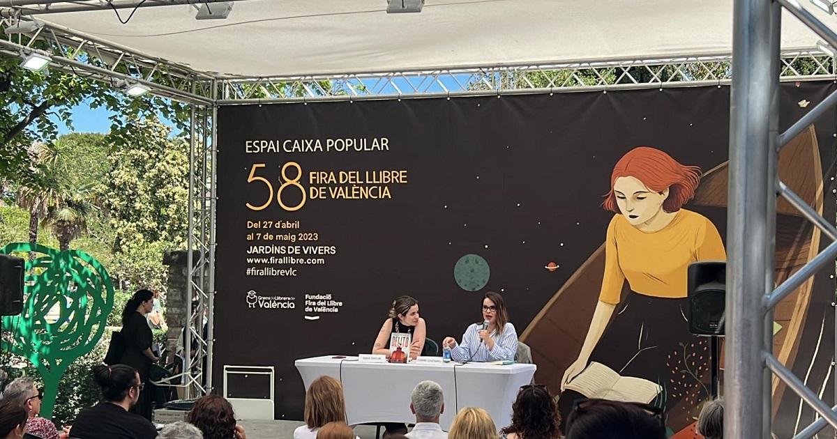 La escritora Carme Chaparro presentando su nueva novela en la Fira del Llibre de València