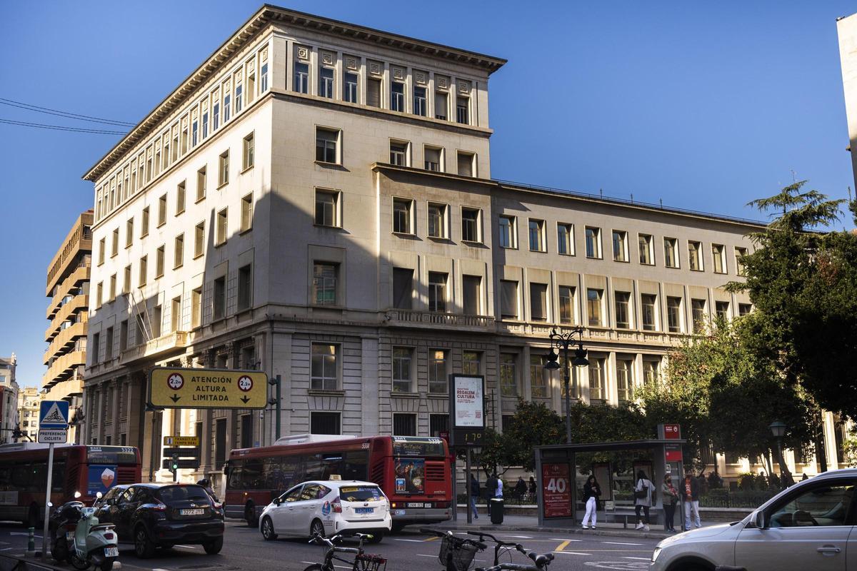 Edificio de Hacienda en Guillem de Castro que ahora es del ayuntamiento y la diputación.