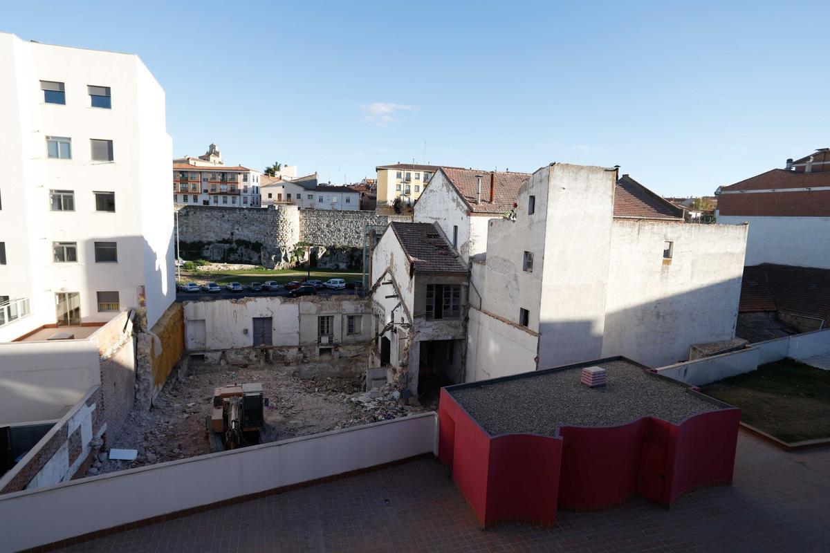 Derribo de la fábrica de harinas Hijo de Miguel Carbajo, que se convertirá en viviendas y garajes