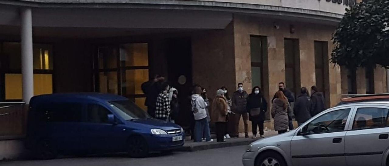 Allegados de la fallecida, ayer por la tarde, en el tanatorio de Langreo.