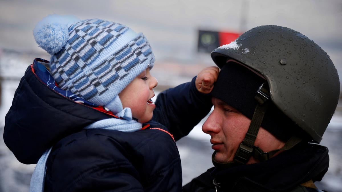 Un niño ucraniano en brazos de un militar.