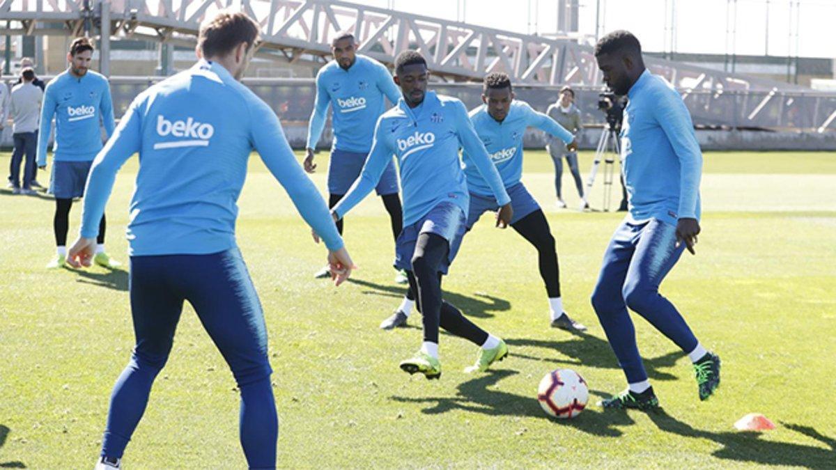 Ousmane Dembélé, en un rondo del entrenamiento del Barça de este jueves