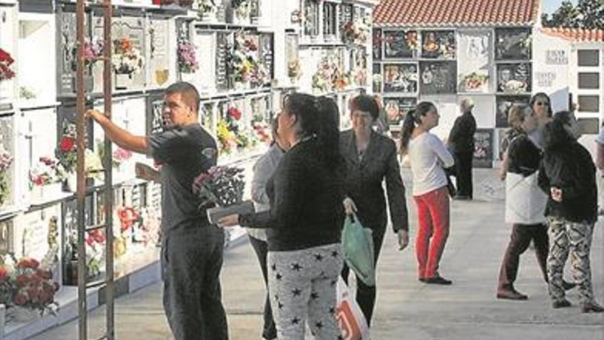 El puente y el buen tiempo adelantan las visitas de los vecinos al campo santo