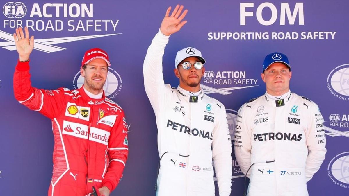 Vettel, Hamilton y Bottas saludan al público de Montmeló tras el último ensayo del GP de España.