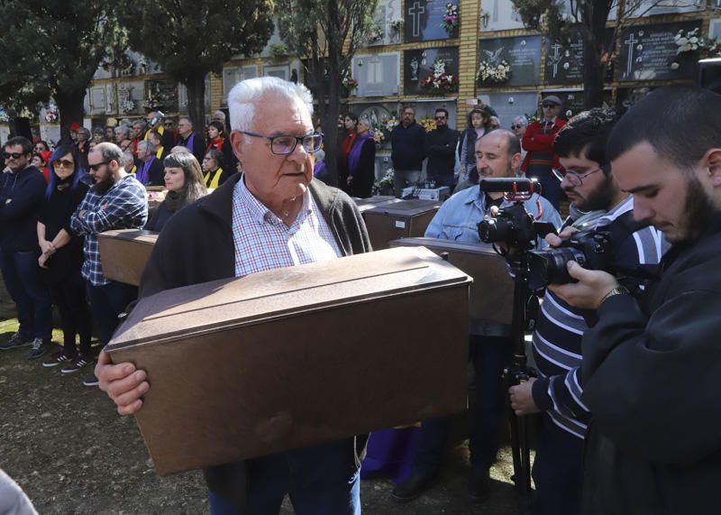 Entrega de los restos de los fusilados por el franquismo a sus familiares, en Paterna